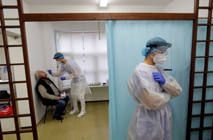 Mintát vesznek egy férfitől egy prágai koronavírus-tesztközpontban – Fotó: David W Cerny / Reuters