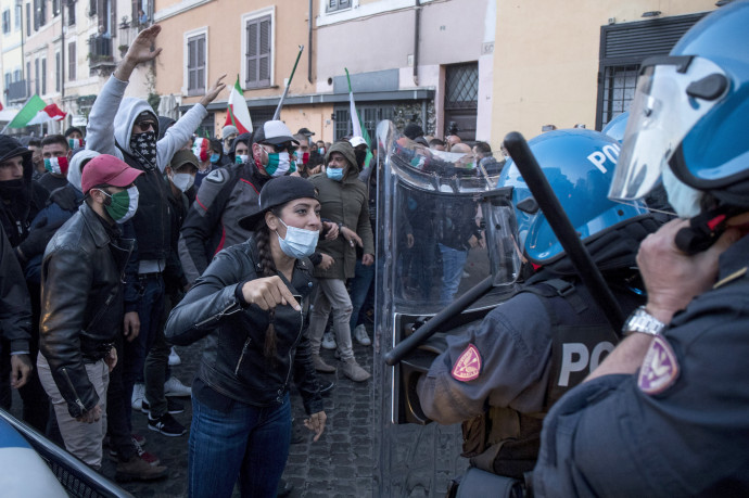 Rohamrendőrök állják útját a koronavírus terjedése miatt bevezetett korlátozások ellen tiltakozó tüntetőknek Rómában október 31-én. Fotó: Roberto Monaldo / MTI/AP/LaPresse