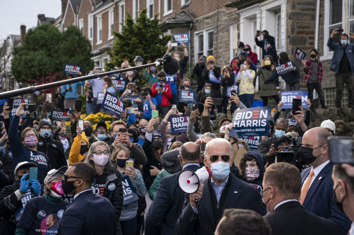 Joe Biden és támogatói Philadelphiában Pennsylvaniában a választás napjánFotó: Drew Angerer / Getty Images