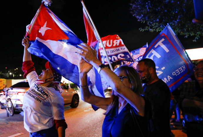 Trump szimpatizánsok kubai zászlóval a floridai Miamiban a választás éjszakájánFotó: Marco Bello / Reuters