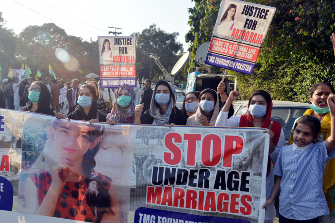 A tüntetők hatására eltörölték egy 13 éves lány kényszerházasságát Pakisztánban