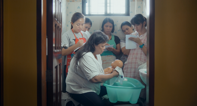 Minden háztartásbeli munkára tudatosan tanítják őket – Fotó: Overseas film