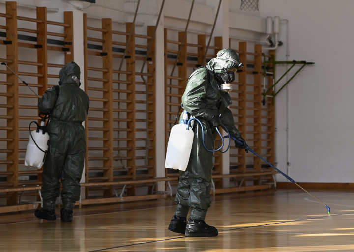 Katonák fertőtlenítik egy általános iskola tornatermétFotó: Kovács Tamás / MTI