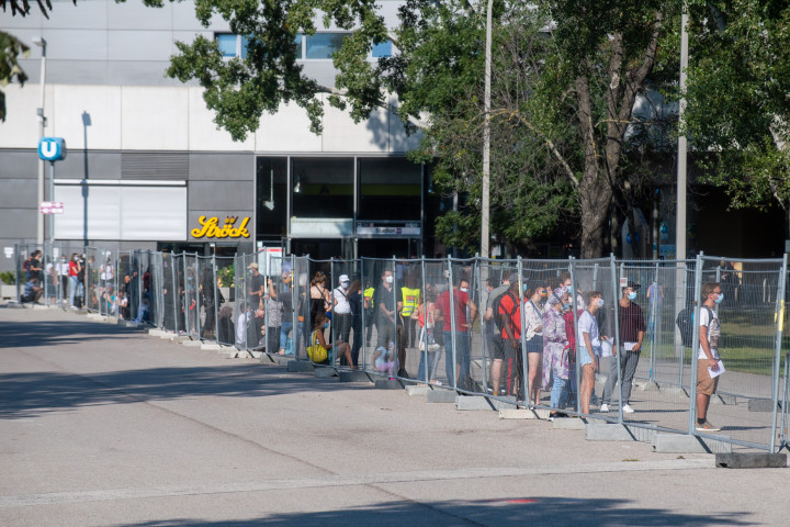 Emberek állnak sorba egy koronavírus-tesztállomás előtt 2020 szeptemberében, ahol ingyenesen elvégzik a tesztjét bárkinekFotó: Thomas Kronsteiner / Getty Images