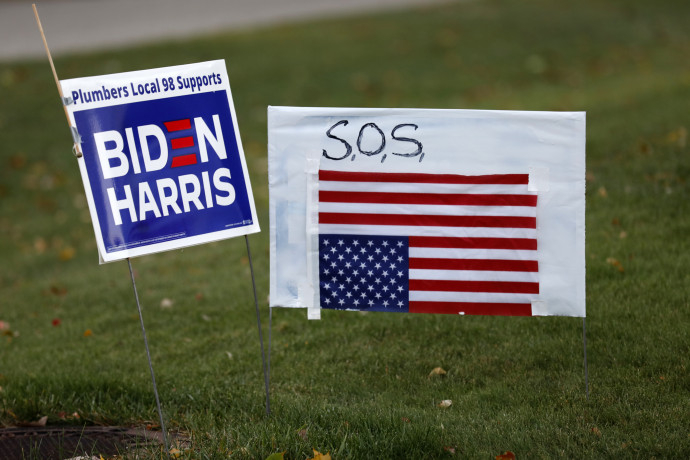 Joe Biden demokrata elnökjelölt plakátja a Michigan állambeli West Bloomfieldben – Fotó: Jeff Kowalsky / AFP