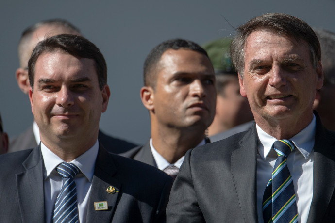 Szervezett bűnözéssel, sikkasztással és pénzmosással vádolják Bolsonaro brazil elnök fiát