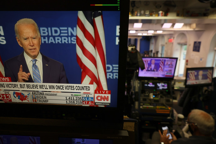  Joe Biden sajtótájékoztatóját nézik a Fehér Ház egyik sajtószobájában – Fotó: Chip Somodevilla / Getty Images / AFP