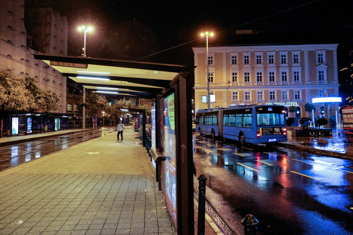 Csak egy ember állt a 6-os villamos megállójában a Nyugati pályaudvarnál. Ő is munkából sietett haza – Fotó: Huszti István / Telex