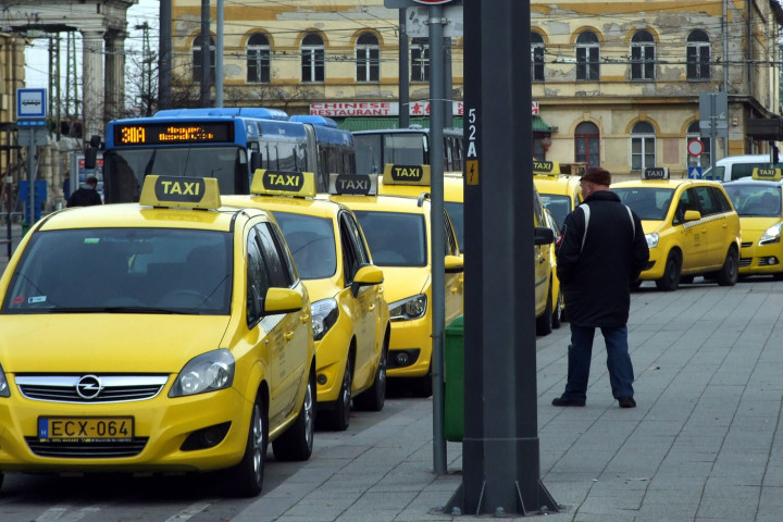 2022 decemberéig a 10 évnél idősebb autókkal is lehet taxizni