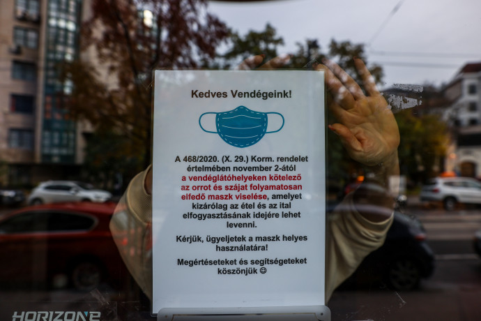 Egy budapesti kávézóban a kötelező maszkviselésről szóló felhívást függesztik ki – Fotó: Huszti István / Telex