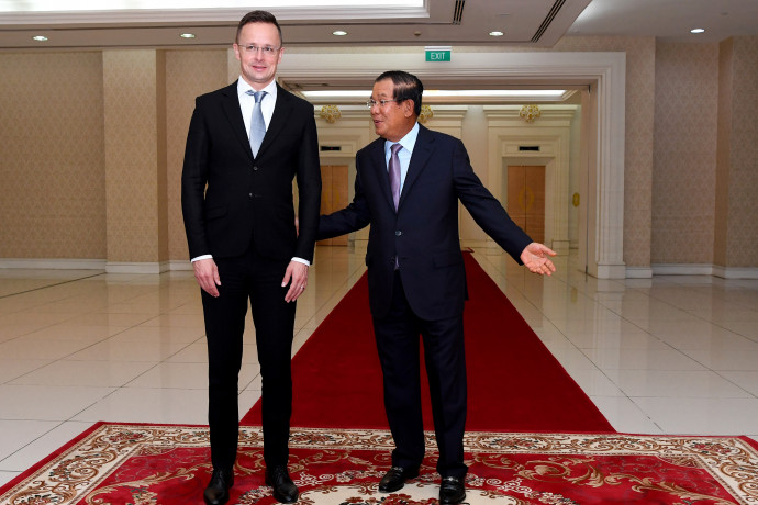 Szijjártó Péter a kambodzsai miniszterelnökkel, Hun Sennel november 3-án. A magyar külügyminiszter koronatesztje november 4-én lett pozitív. (Fotó: STR/AFP)