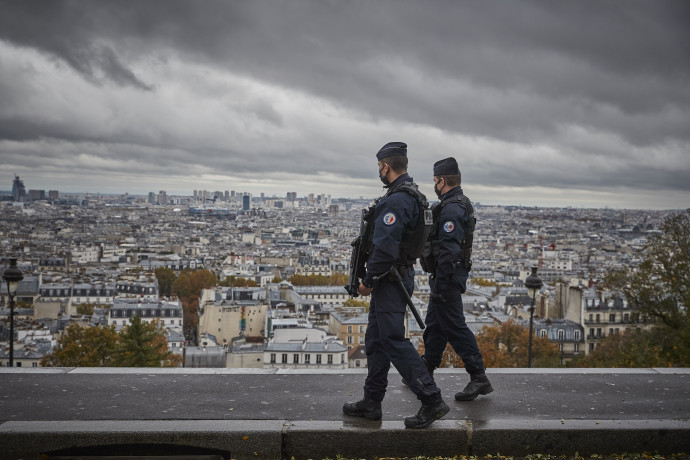 Rendőrök járőröznek Párizsban 2020. november 1-én – Fotó: Kiran Ridley / Getty Images