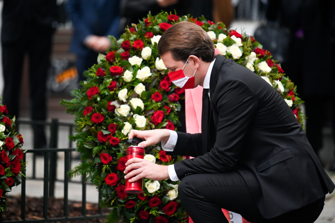 Sebastian Kurz gyertyát gyújt a terrortámadásban elhunytak emlékére – Fotó: Christian Bruna / EPA / MTI