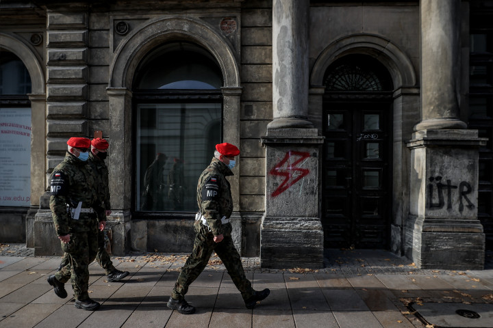 A városban néhol katonai rendészek járőröznek, és lépten-nyomon feltűnik a tüntetések szimbóluma, a piros villám – Fotó: Huszti István / Telex