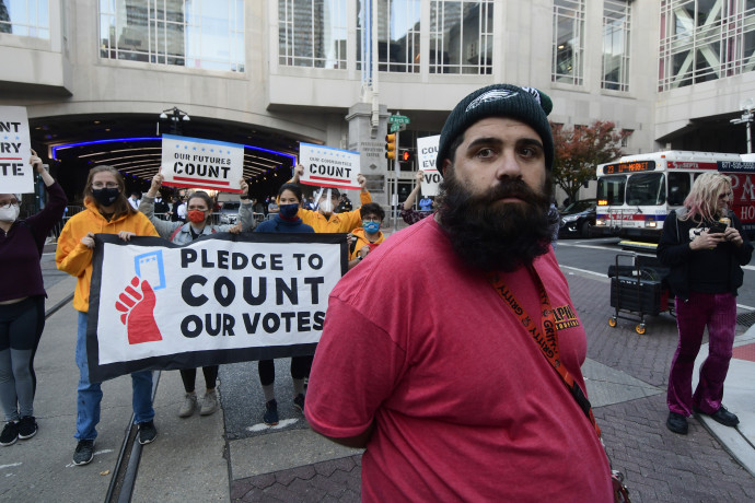 Tüntetők a Pennsylvania Kongresszusi Központ előtt Philadelphiában – Fotó: Bastiaan Slabbers / NurPhoto / AFP