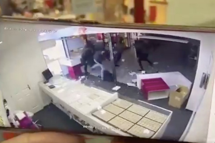 Súlyos videó került elő a veszprémi ékszerrablásról