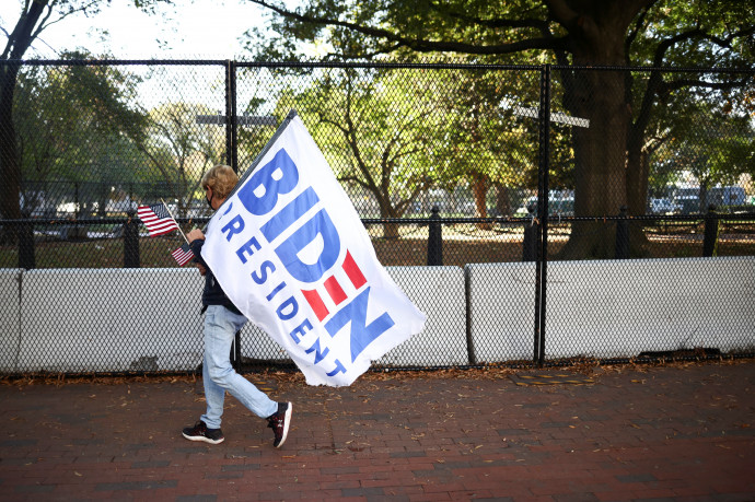 Egy Biden-szimpatizáns Washingtonban, a Fehér Ház közelében 2020. november 5-én – Fotó: Hannah McKay / Reuters