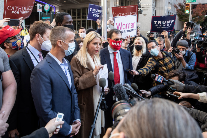 A volt főállamügyész, Pam Bondi beszél a médiának a Trump-kampány megfigyelőivel kapcsolatos intézkedésekről a Philadelphiában 2020 november 5-én – Fotó: Chris McGrath / Getty Images / AFP