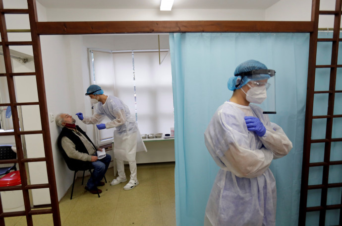 Tesztelés egy prágai kórházban 2020. november 2-ánFotó: David W. Cerny / Reuters