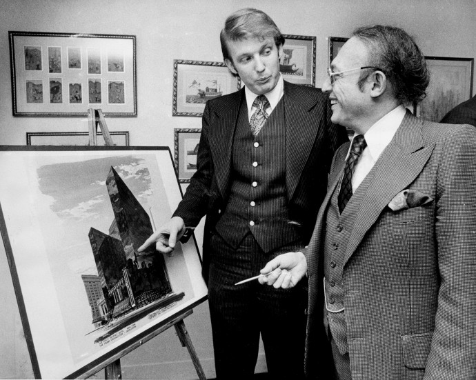 Donald Trump 1976-ban Alfred Eisenpreis gazdasági fejlesztési szakértővel tárgyal a Commodore Hotel felújítási projektjéről – Fotó: NY Daily News Archive / Getty Images
