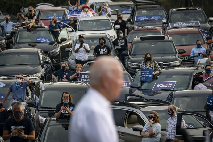 Joe Bident atlantai kampányrendezvényén figyelik támogatói 2020. október 27-én – Fotó: Drew Angerer/Getty Images