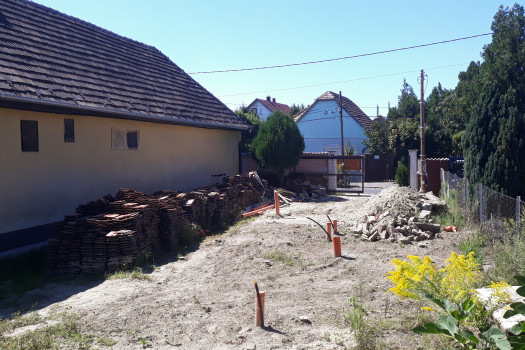 A Láng Endre utcai telken augusztusban elkezdték előkészíteni a közművesítést, befúrták a talajcsavarokat – Fotó: Utcáról Lakásba Egyesület