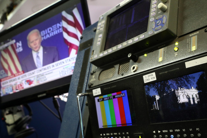 Joe Biden elnökjelölt választás éjszakáján tartott beszédének felvétele megy a Fehér Ház sajtótermének egyik tévéjén – Fotó: Tom Brenner / Reuters