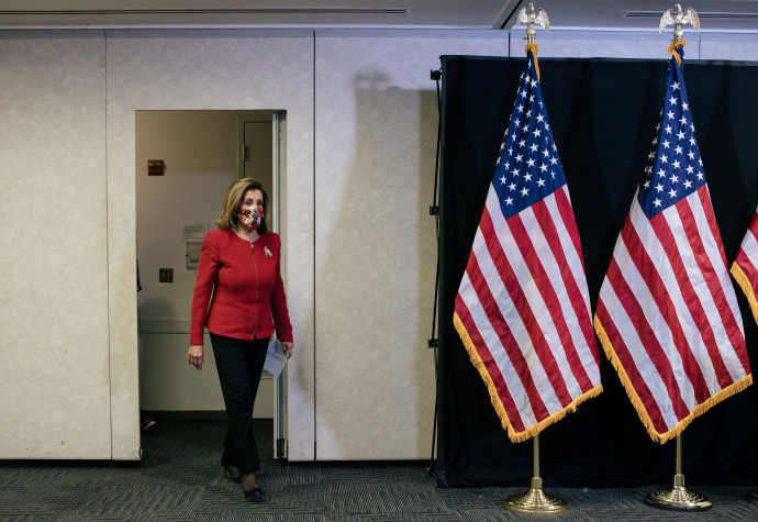 Nancy Pelosi a választás napján tartott kongresszusi sajtótájékoztatóra érkezik – Fotó: Alyssa Schukar / REUTERS