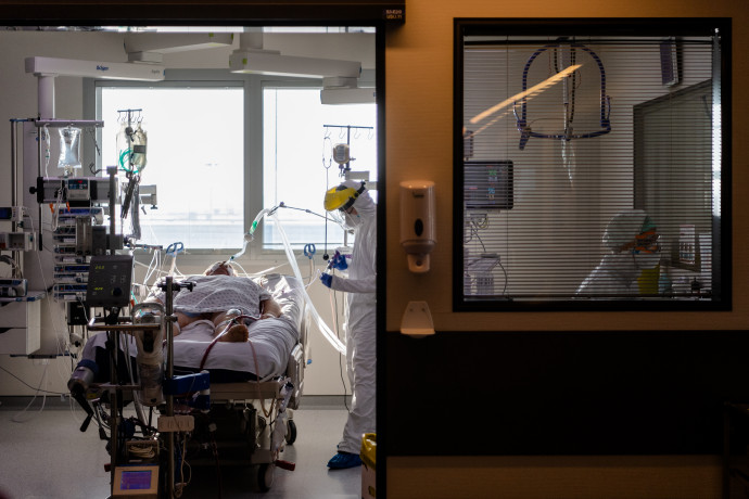Lélegeztetőgépen fekvő, koronavírusos beteget kezelnek egy belga kórházban Charleroi-ban 2020. november 5-én – Fotó: Jean-Christophe Guillaume / Getty Images