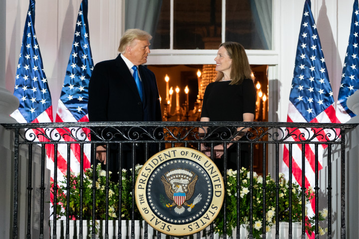 Donald Trump és a bírói eskütételre érkezett Amy Coney Barrett a Fehér Házban 2020. október 26-án – Fotó: EyePress News / AFP