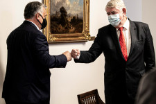 Komoly szigorítások nélkül beszűkült a mozgásterünk, a kormány mégis kivárásra játszik