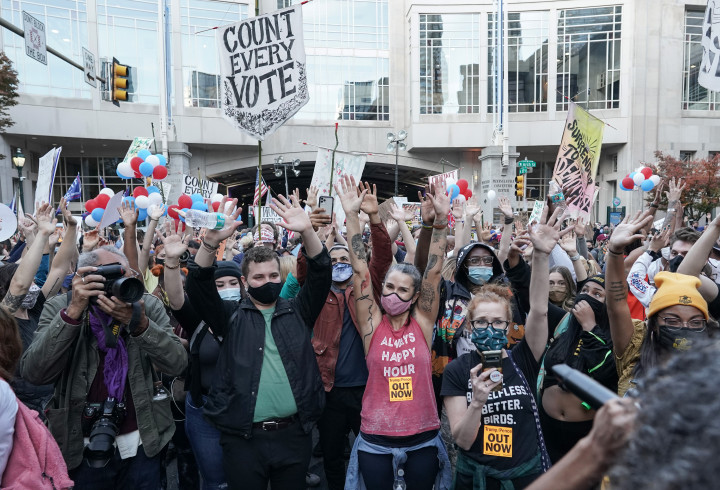 Biden támogatói a philadelphiai kongresszusi center előtt, ahol a szavazatokat számoljákFotó: Jemal Countess / GETTY IMAGES NORTH AMERICA / GETTY IMAGES via AFP