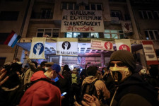 Folyamatosan ismétlődő Kossuth téri tüntetés szerveződik az SZFE mellett