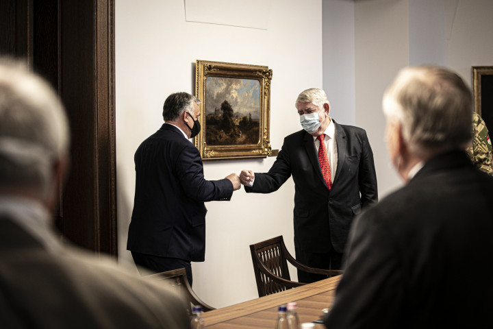 Orbán Viktor miniszterelnök és Kásler Miklós, az emberi erőforrások minisztere az Egészségügyi Tudományos Tanács elnökségével folytatott megbeszélésen 2020. november 5-én – Fotó: Fischer Zoltán / MTI / Miniszterelnöki Sajtóiroda
