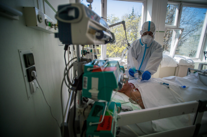 Ápoló egy koronavírussal fertőzött, lélegeztető gépen lévő beteget lát el az Országos Korányi Pulmonológiai Intézetben kialakított izolációs teremben 2020. április 8-án – Fotó: Balogh Zoltán / MTI