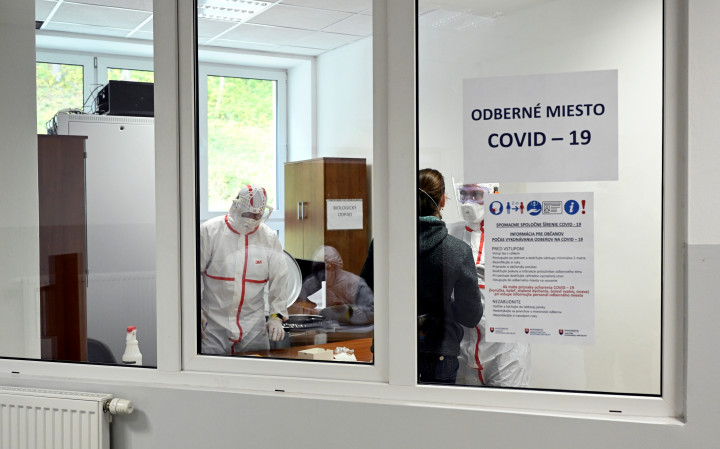Koronavírus-tesztállomás a szlovákiai Árvaváralján 2020. október 23-án – Fotó: Radovan Stoklasa / Reuters