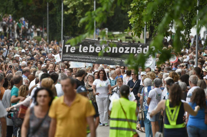 A veszélyhelyzet miatt megsemmisíttetnék a tatai szállodaépítés ellen indult népszavazáshoz összegyűjtött aláírásokat