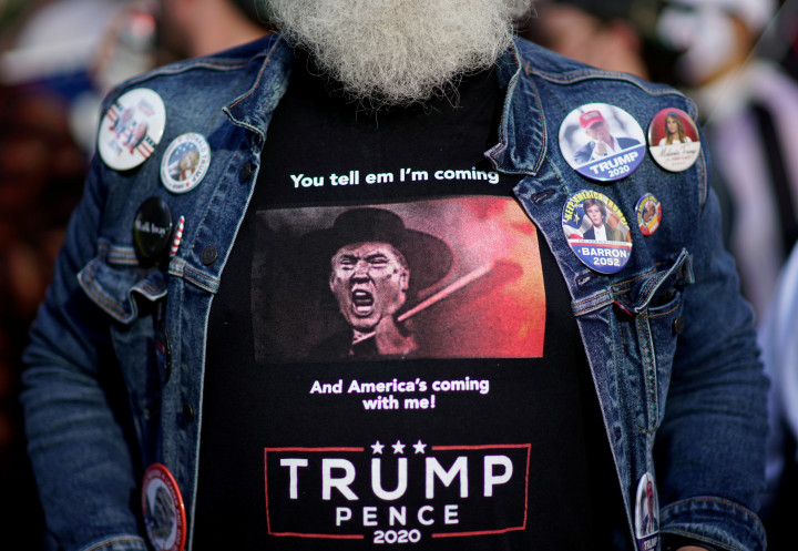 Trump támogatója Philadelphiában. A pólón a következő olvasható: „Mondd meg nekik, hogy jövök, és Amerika is jön velem!”