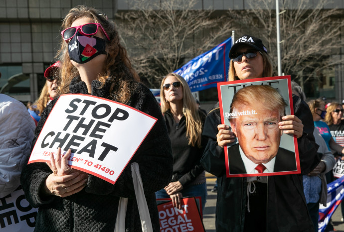 Az állítólagos választási csalások ellen tiltakozók 2020. november 6-án Detroitban – Fotó: John Moore / Getty Images