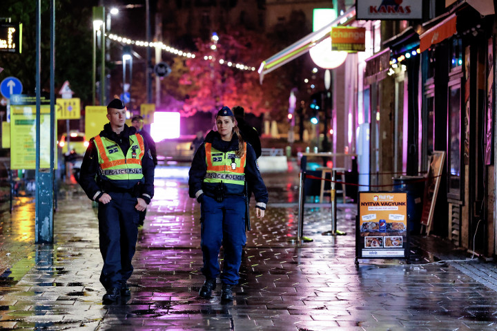 Rendőrök járőröznek a Deák Ferenc térnél kijárási korlátozás elrendelése után.Fotó: Huszti István / Telex