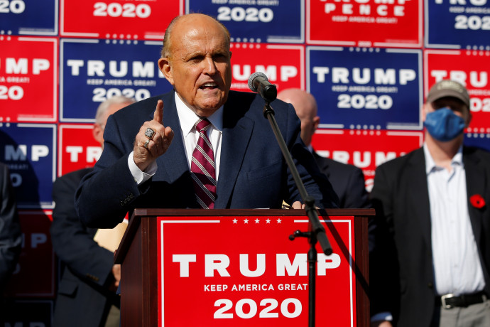 Rudy Giuliani, Donald Trump ügyvédje a Trump-stáb 2020. november 7-i, philadelphiai sajtótájékoztatójánFotó: Eduardo Munoz / Reuters
