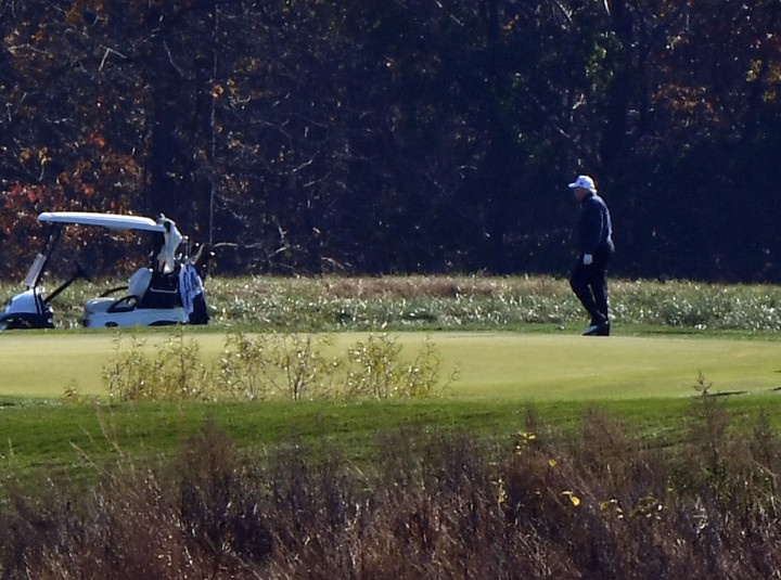 Donald Trump amerikai elnök 2020 november 7-én a Trump National Golf Club golfpályáján a virginiai Sterlingben – Fotó: Olivier Douliery / AFP