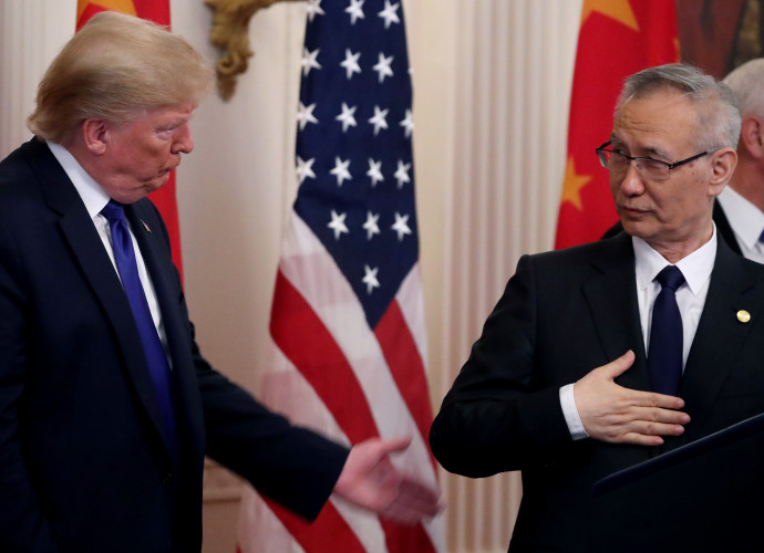 Donald Trump és Liu He kínai miniszterelnök-helyettes a Fehér Házban, mielőtt aláírták a Kínával kötendő amerikai kereskedelmi egyezmény első szakaszát a védővámok részleges eltörléséről 2020. január 15-én – Fotó: Mark Wilson / Getty Images / AFP