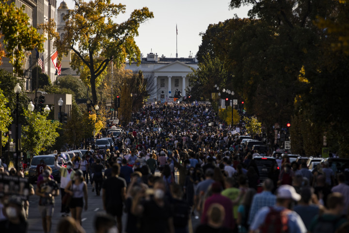 Ünneplő tömeg a Fehér Ház előtt WashingtonbanFotó: Samuel Corum/Getty Images/AFP