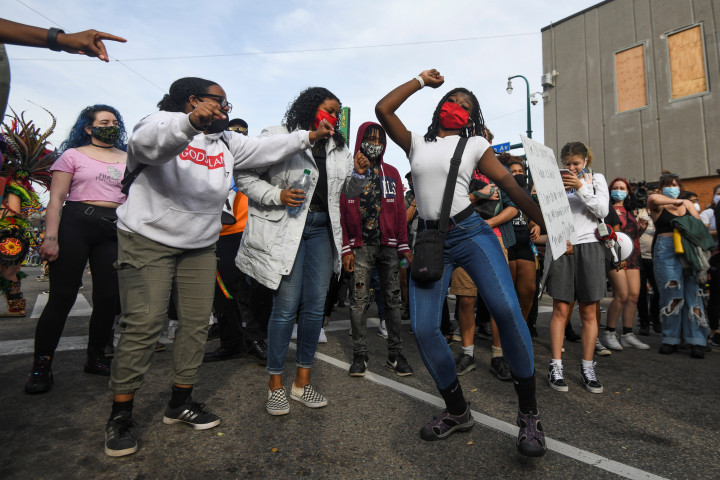 Táncoló lány MinneapolisbanFotó: Nicholas Pfosi /Reuters