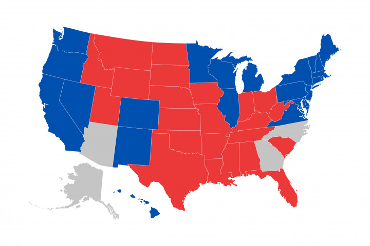 A piros szín Trump győzelmét, a kék Bidenét jelöli
