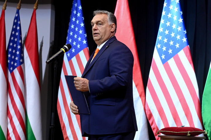 Orbán Viktor beszédet mond, mielőtt a Magyar Érdemrend Középkeresztje a csillaggal kitüntetést átadja David B. Cornsteinnek, az Egyesült Államok távozó budapesti nagykövetének 2020. október 27-én.