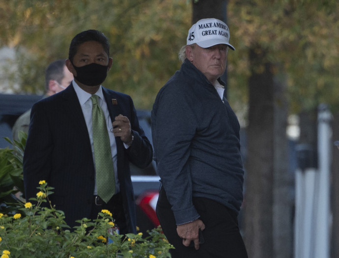 Trump a golfpályáról visszatér a Fehér Házba – ANDREW CABALLERO-REYNOLDS / AFP