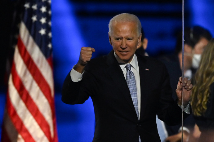 Joe Biden a győzelmi beszéde után a delaware-i WilmingtonbanFotó: Jim Watson / POOL / AFP