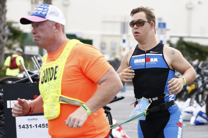 3,86 kilométer úszott, 180 kilométert kerékpározott, majd lefutott egy maratont a Down-szindrómás sportoló